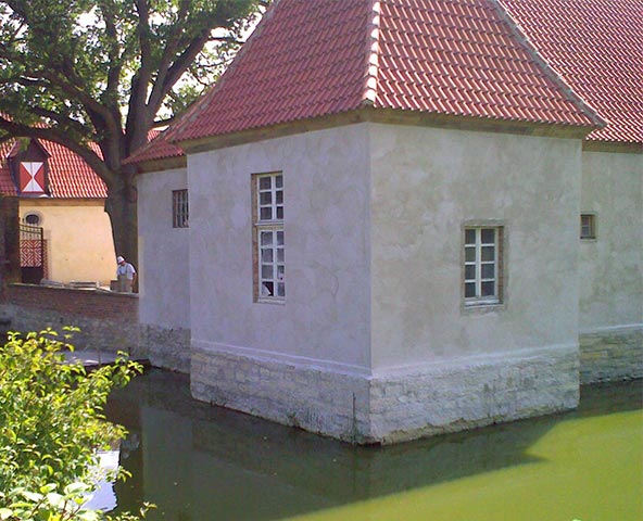 Außenwand von Wasserschloss verputzt mit Entfeuchtungsputz aerodurit® EP2010
